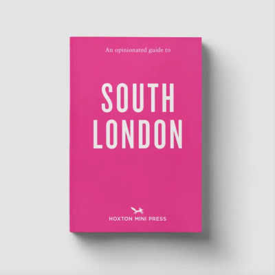 Livro cor-de-rosa com texto branco SOUTH LONDON da Hoxton Mini Press