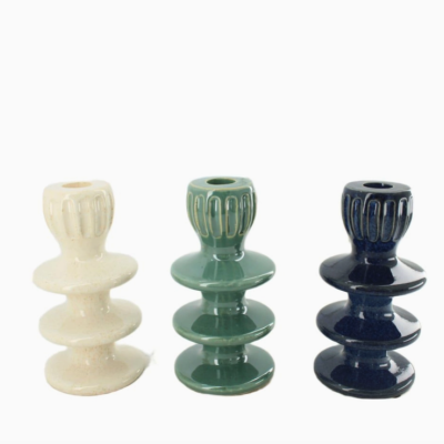 Três castiçais em cerâmica nas cores creme, verde e azul escuro