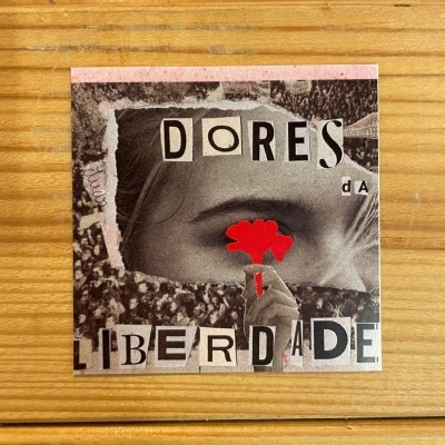 Postal em colagem com olho em preto e branco, mão com flor vermelha e texto com letras recortadas