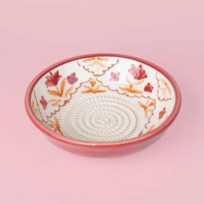 Tigela de cerâmica com padrão floral e textura interior