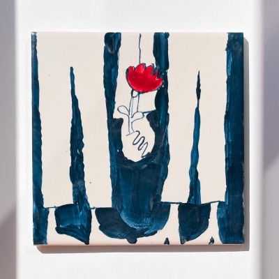 Pintura abstrata de vaso com flor vermelha em tela, com predominância de azul escuro e branco