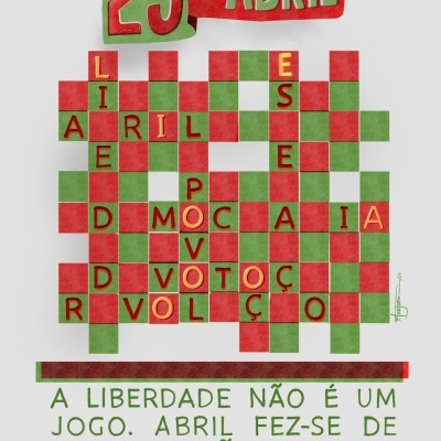 Jogo de palavras cruzadas verde e rojo com texto sobre liberdade e 25 de abril