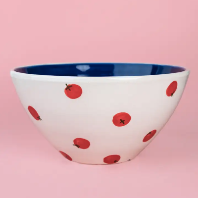 Taça de cerâmica branca com interior azul e decoração de tomates vermelhos