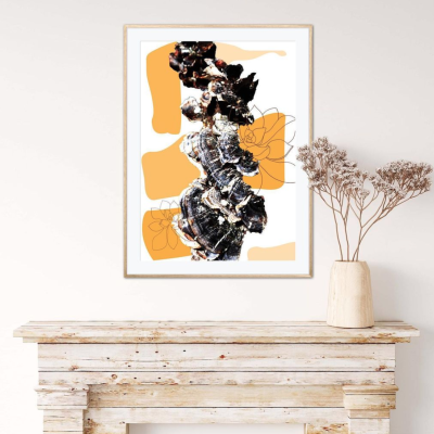 Quadro decorativo abstrato com moldura de madeira clara pendurado numa parede acima de uma lareira de madeira rústica