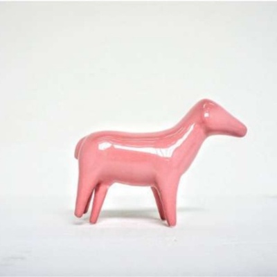 Figura decorativa cerâmica rosa em forma de cavalo