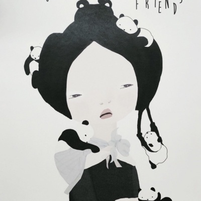 Desenho estilizado em preto, branco e cinza com figuras femininas e ursos panda, texto I LOVE MY FRIENDS