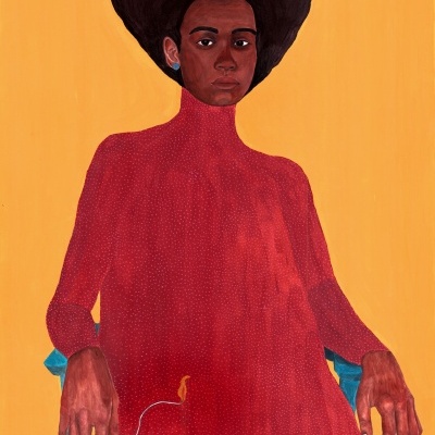 Retrato de mulher com vestido vermelho e cabelo volumoso, sentada em cadeira azul, fundo laranja