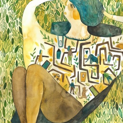 Ilustração de mulher com cabelo azul e blusa estampada sentada numa cadeira com fundo de folhas verdes.