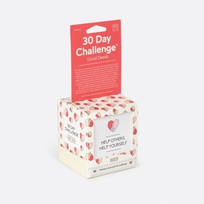Embalagem de cartão com produto 30 Day Challenge Good Deeds e cubo decorado com corações e texto motivacional.