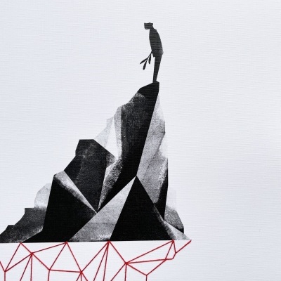 ilustração de figura sobre formação rochosa geométrica em preto, branco e vermelho