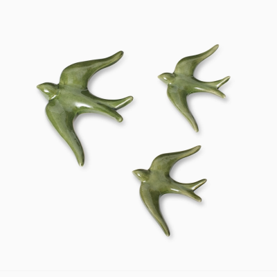 Figuras de pássaros em cerâmica verde brilhante.