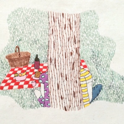 Ilustração bordada de piquenique com duas pessoas e árvore em relva
