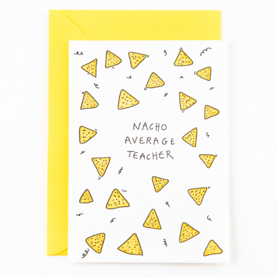 Cartão ilustrado com nachos e texto para professor, envelope amarelo