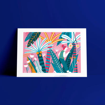 Ilustração colorida com folhas grandes e figuras humanas em moldura branca sobre parede azul