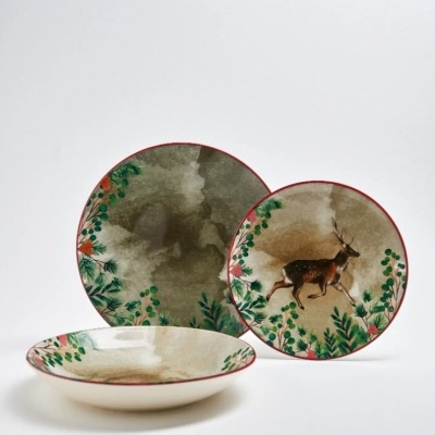 Conjunto de três pratos de cerâmica com decoração natural e veado