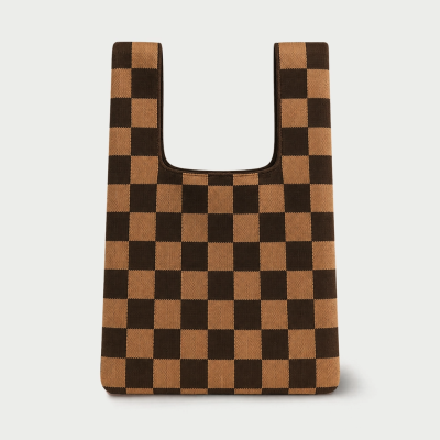 Bolsa de tecido xadrez castanha em fundo branco