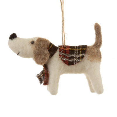 Peluche de cão branco e castanho com cachecol e manta xadrez