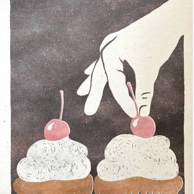 Ilustração de duas bolos com cobertura branca e cerejas, mão a mexer na cereja do bolo direito