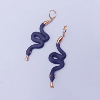 Brincos forma de serpente pretos com detalhes dourados
