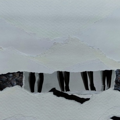 Imagem artística com papel rasgado e fotografia de pernas humanas a preto e branco