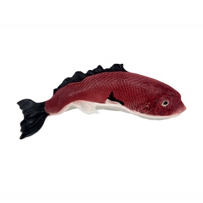 Peixe decorativo artificial vermelho, branco e preto sobre fundo branco