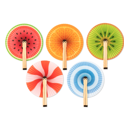 Cinco leques de mão coloridos com cabos de madeira sobre fundo branco