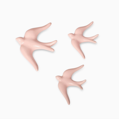 Três figuras decorativas de pássaros cor de rosa em cerâmica
