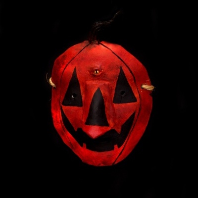 Máscara vermelha de pele com desenho de abóbora de Halloween