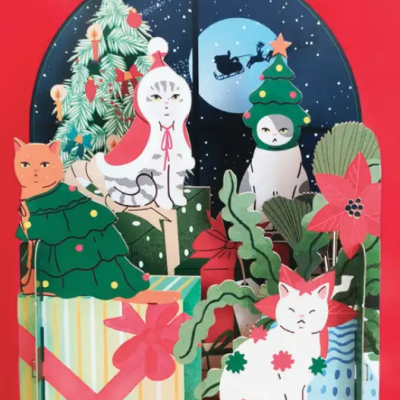 Cartão pop-up de Natal com gatos e decoração natalícia em fundo vermelho