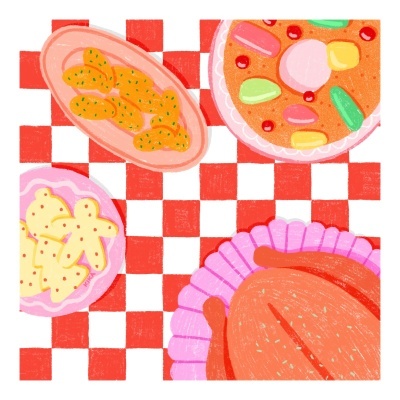 Pratos com comida sobre toalha de mesa xadrez vermelha e branca