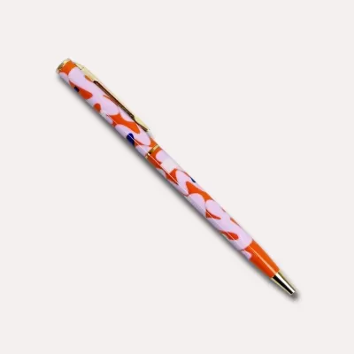 Caneta esferográfica colorida com padrão abstrato e detalhes dourados