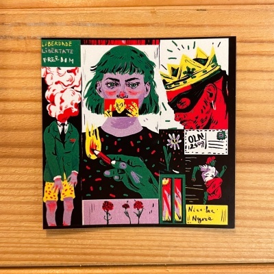 Adesivo colorido com várias figuras e textos em português e inglês sobre liberdade e um rosto com coroa.