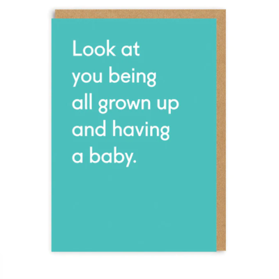 Cartão azul turquesa com texto em inglês e envelope castanho