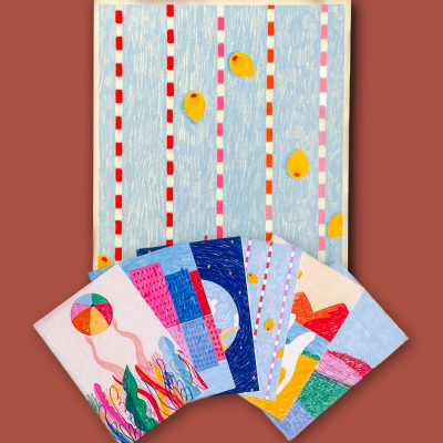 Conjunto de panos coloridos com padrões abstratos sobre fundo castanho