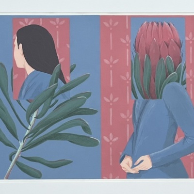 Ilustração com figura feminina e elementos florais em fundo azul e rosa