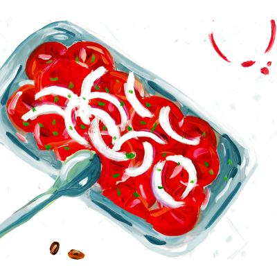 Bandeja azul com tomate e cebola fatiados e colher azul sobre fundo branco