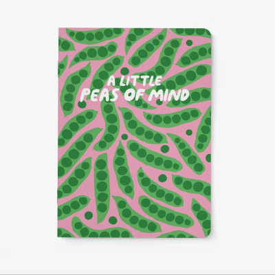 Caderno com capa rosa e ilustrações verdes de vagens de ervilhas