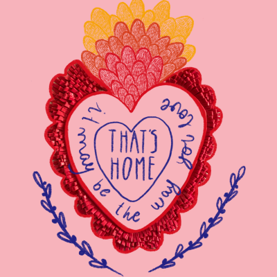 Coração decorativo com texto THATS HOME e cores vermelha, amarela e rosa sobre fundo rosa.