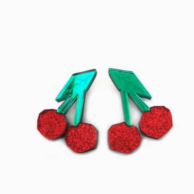 Brincos de cerejas com folhas verdes