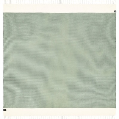 Tapete quadrado verde e branco com franjas e etiquetas pretas