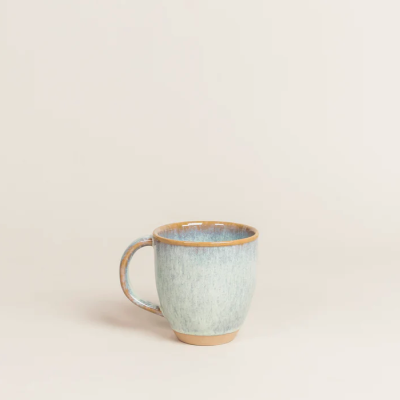 Caneca de cerâmica azul esverdeada com borda castanha
