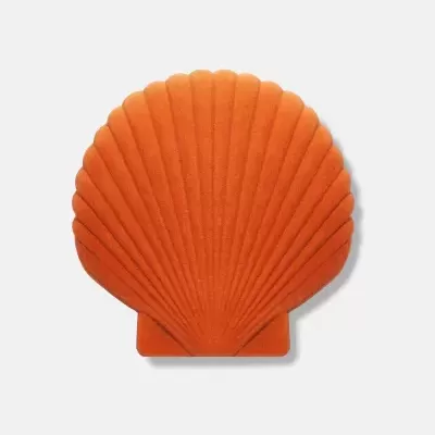 Almofada em forma de concha laranja com texturas em relevo