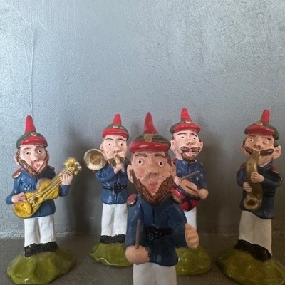 Cinco estatuetas cerâmicas de músicos com chapéus e instrumentos