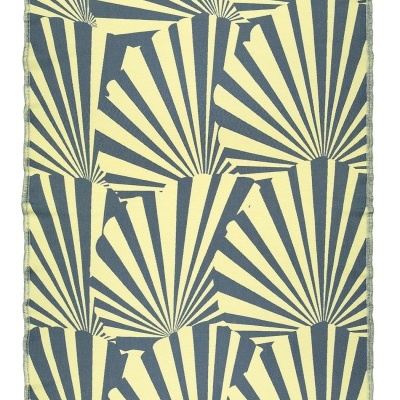 Tapete retangular amarelo e cinza com padrão geométrico e franjas nas extremidades