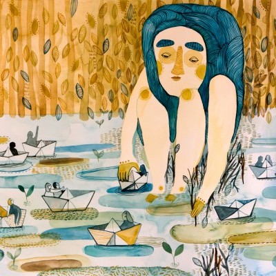 Personagem com cabelo azul sentado perto de barcos de papel numa lagoa com cortinas amarelas ao fundo.