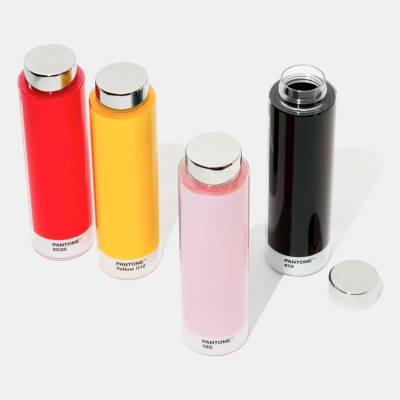 Garrafas coloridas PANTONE com tampas metálicas prateadas