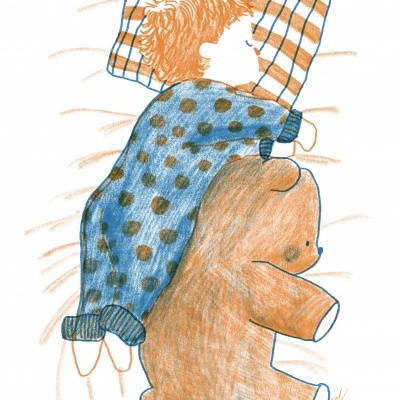 Criança a dormir abraçada a urso de peluche