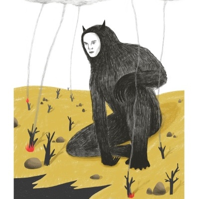 Figura negra peluda com rosto humano agachada em terreno amarelo com pequenas chamas e nuvens cinzentas