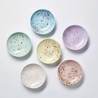 Seis pratos de cerâmica coloridos com padrão de salpicos multicoloridos