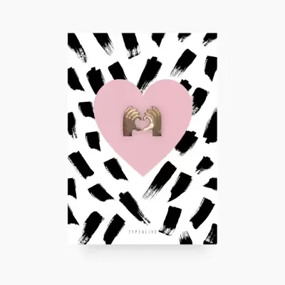 Cartaz com padrão preto e branco, coração rosa e mãos douradas no centro